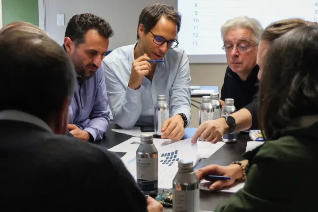 Illustration représentant un échange professionnel autour d’un projet numérique